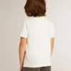 Camiseta para niños de color crema con logotipo en relieve