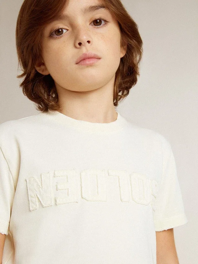 Camiseta para niños de color crema con logotipo en relieve