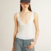 Camiseta sin mangas bordada con ribetes en blanco desgastado