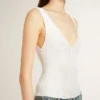 Camiseta sin mangas bordada con ribetes en blanco desgastado