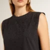 Camiseta sin mangas en negro desgastado con bordado degradado tono sobre tono