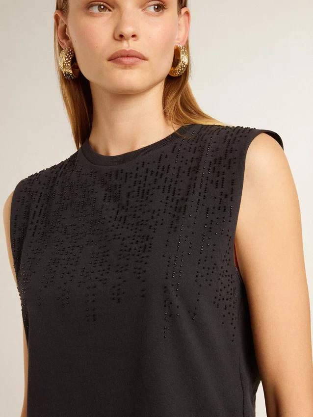 Camiseta sin mangas en negro desgastado con bordado degradado tono sobre tono
