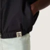 Chaleco de hombre en sarga de algodón azul oscuro con cremallera y etiqueta con estampado de bandera