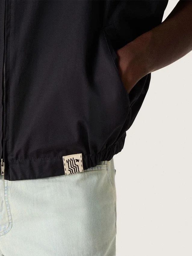 Chaleco de hombre en sarga de algodón azul oscuro con cremallera y etiqueta con estampado de bandera