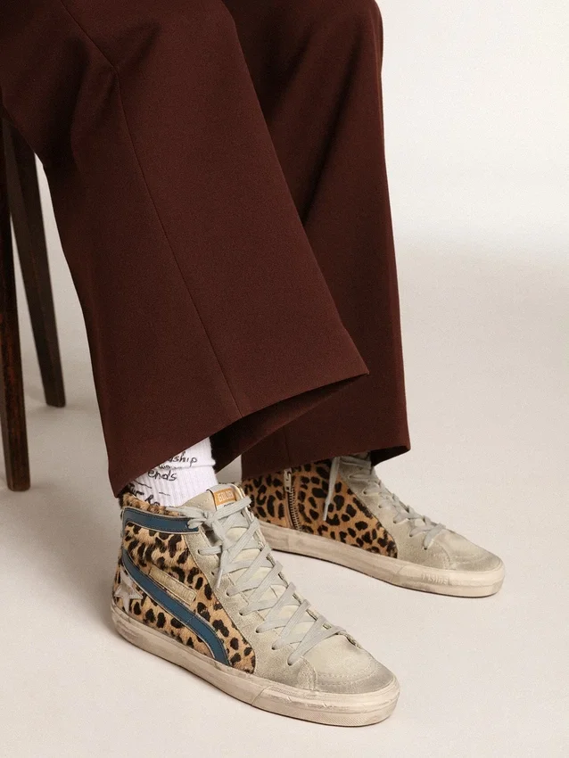 Chanclas Slide de mujer en piel de potro con estampado de leopardo y estrella de cuero plateada