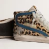 Chanclas Slide de mujer en piel de potro con estampado de leopardo y estrella de cuero plateada