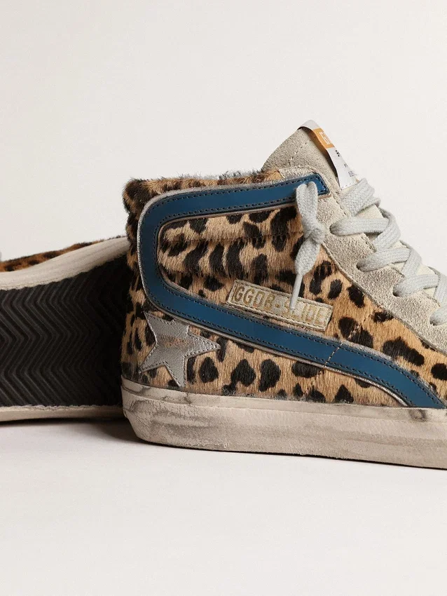 Chanclas Slide de mujer en piel de potro con estampado de leopardo y estrella de cuero plateada