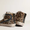 Chanclas Slide de mujer en piel de potro con estampado de leopardo y estrella de cuero plateada
