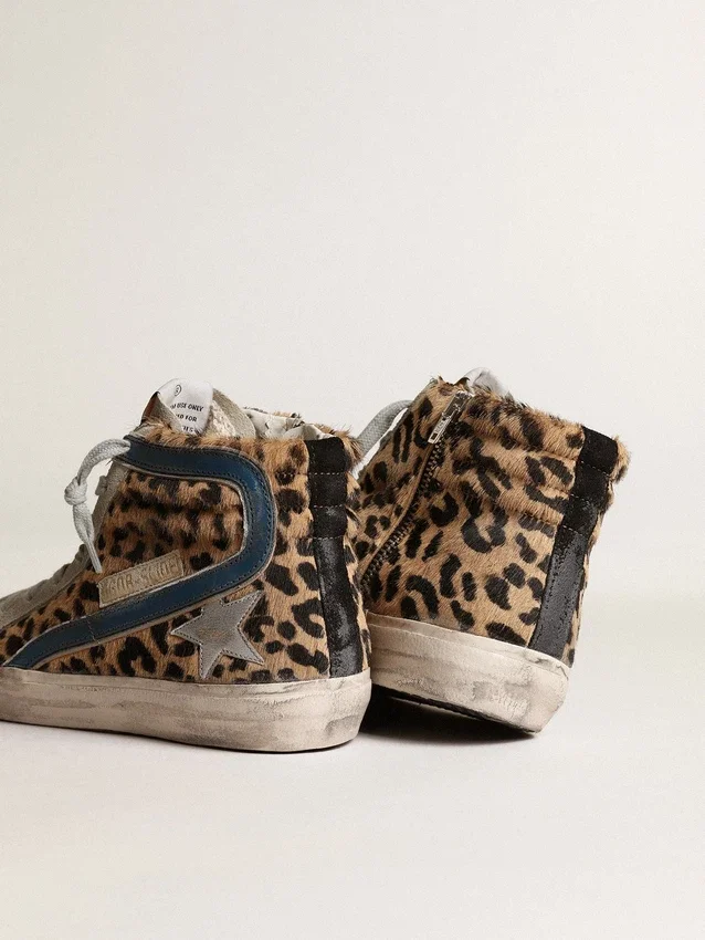 Chanclas Slide de mujer en piel de potro con estampado de leopardo y estrella de cuero plateada