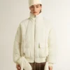 Chaqueta acolchada de color crema para mujer