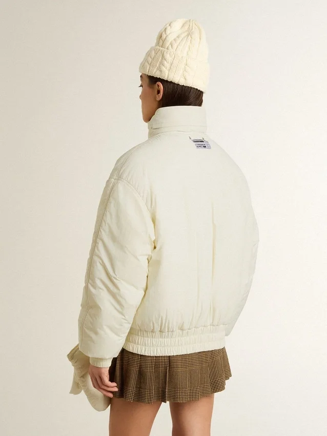 Chaqueta acolchada de color crema para mujer