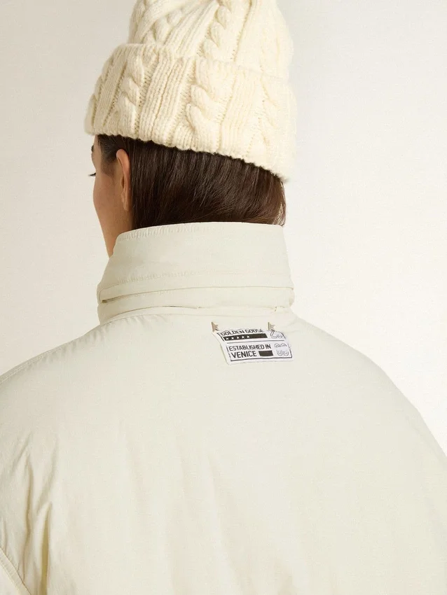 Chaqueta acolchada de color crema para mujer