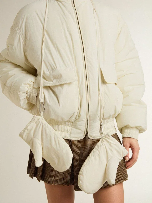 Chaqueta acolchada de color crema para mujer