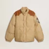 Chaqueta bomber beige con detalles de piel y parches