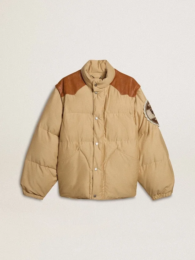 Chaqueta bomber beige con detalles de piel y parches