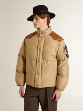 Chaqueta bomber beige con detalles de piel y parches