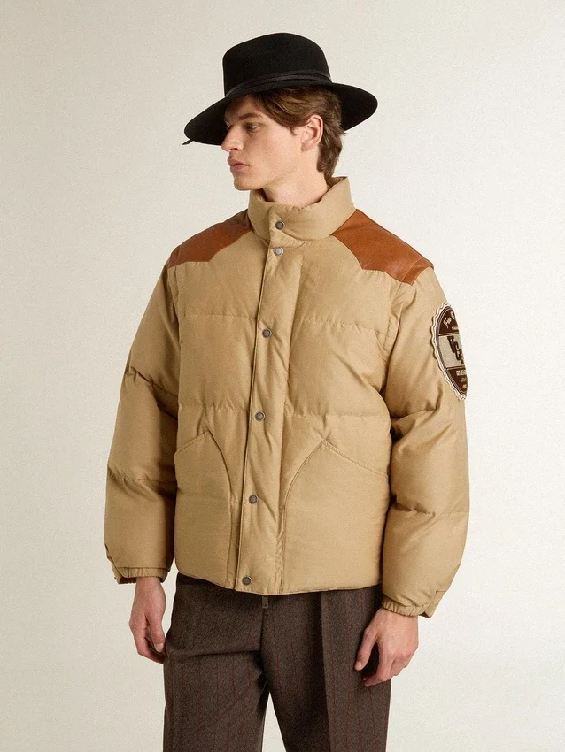 Chaqueta bomber beige con detalles de piel y parches
