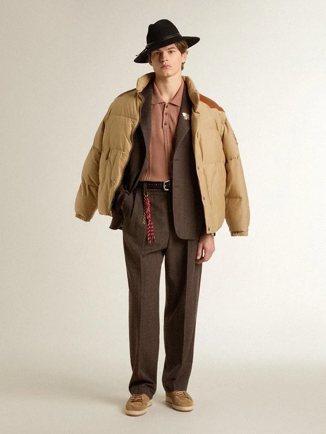 Chaqueta bomber beige con detalles de piel y parches