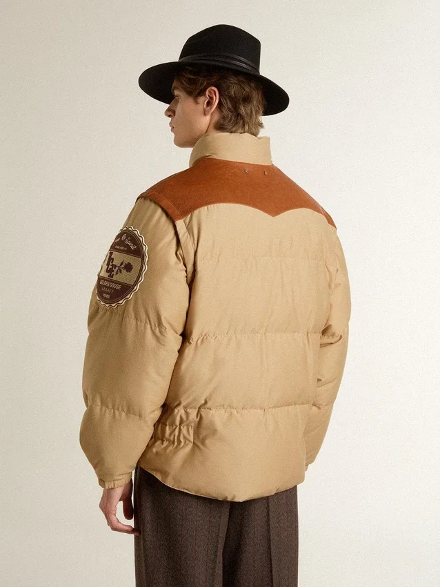 Chaqueta bomber beige con detalles de piel y parches