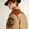 Chaqueta bomber beige con detalles de piel y parches