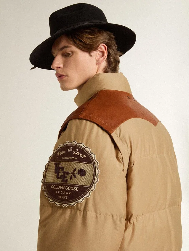 Chaqueta bomber beige con detalles de piel y parches