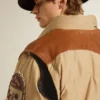 Chaqueta bomber beige con detalles de piel y parches