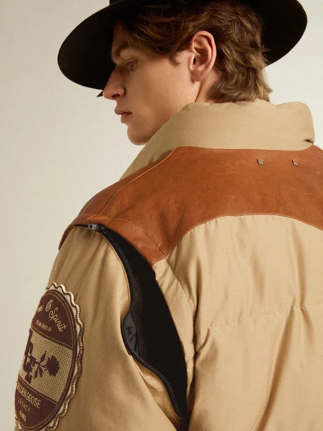 Chaqueta bomber beige con detalles de piel y parches
