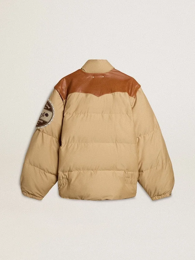 Chaqueta bomber beige con detalles de piel y parches