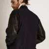 Chaqueta bomber de hombre de lana azul oscuro con mangas de cuero