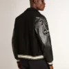 Chaqueta bomber de lana negra con parche