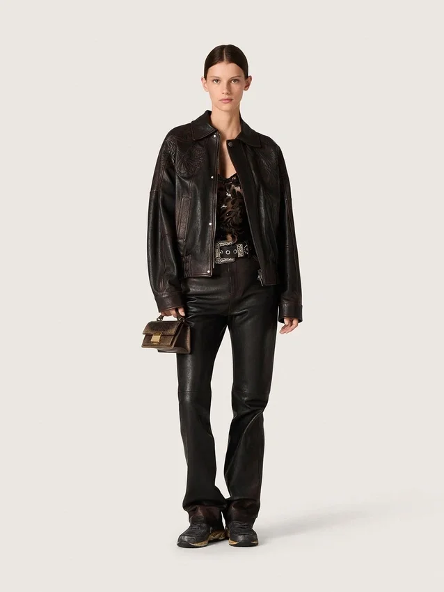 Chaqueta bomber de mujer en piel napa burdeos oscuro con bordados florales