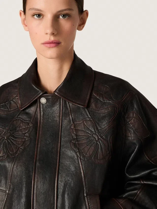 Chaqueta bomber de mujer en piel napa burdeos oscuro con bordados florales