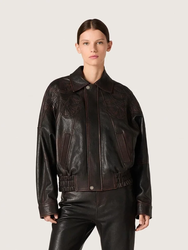 Chaqueta bomber de mujer en piel napa burdeos oscuro con bordados florales