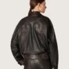 Chaqueta bomber de mujer en piel napa burdeos oscuro con bordados florales