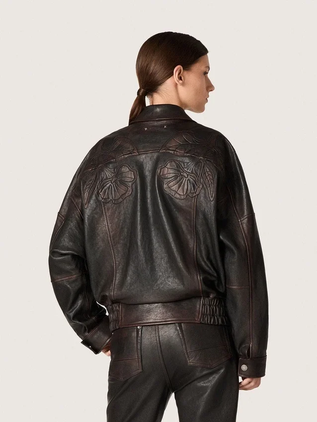Chaqueta bomber de mujer en piel napa burdeos oscuro con bordados florales