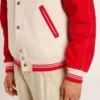 Chaqueta bomber en blanco desgastado y rojo con bordados