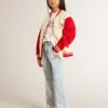 Chaqueta bomber infantil de algodón en tonos beige y rojo con bordado en el pecho