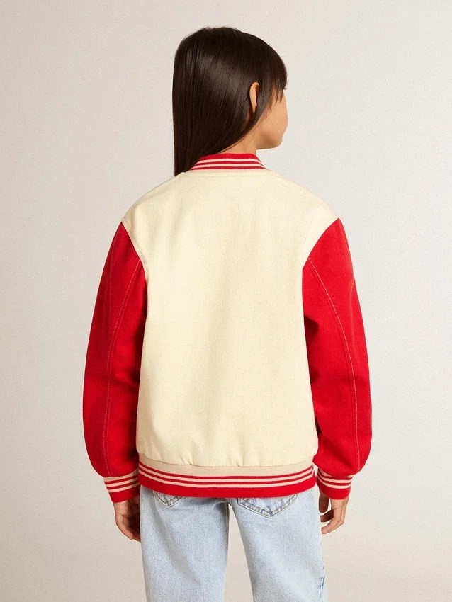 Chaqueta bomber infantil de algodón en tonos beige y rojo con bordado en el pecho