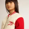 Chaqueta bomber infantil de algodón en tonos beige y rojo con bordado en el pecho