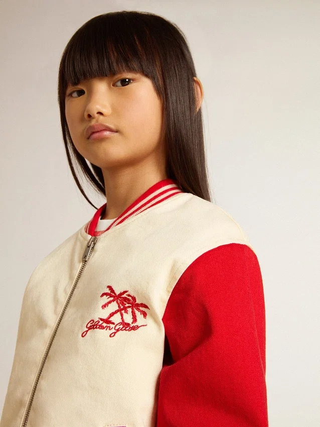 Chaqueta bomber infantil de algodón en tonos beige y rojo con bordado en el pecho
