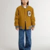 Chaqueta bomber infantil de lana en amarillo ocre con parche