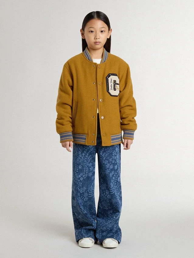 Chaqueta bomber infantil de lana en amarillo ocre con parche