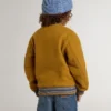Chaqueta bomber infantil de lana en amarillo ocre con parche