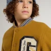 Chaqueta bomber infantil de lana en amarillo ocre con parche