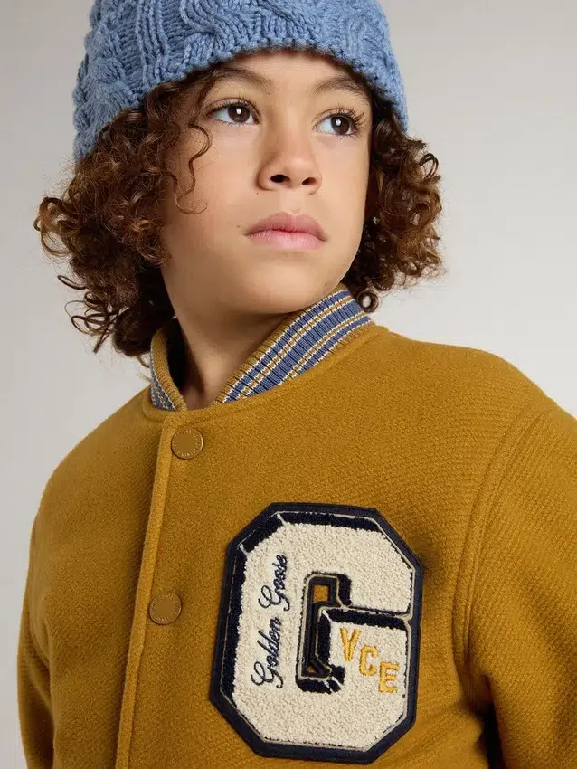 Chaqueta bomber infantil de lana en amarillo ocre con parche