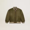 Chaqueta bomber infantil de nailon verde militar con letras en la espalda