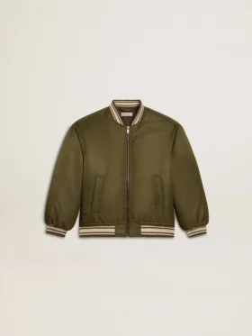 Chaqueta bomber infantil de nailon verde militar con letras en la espalda