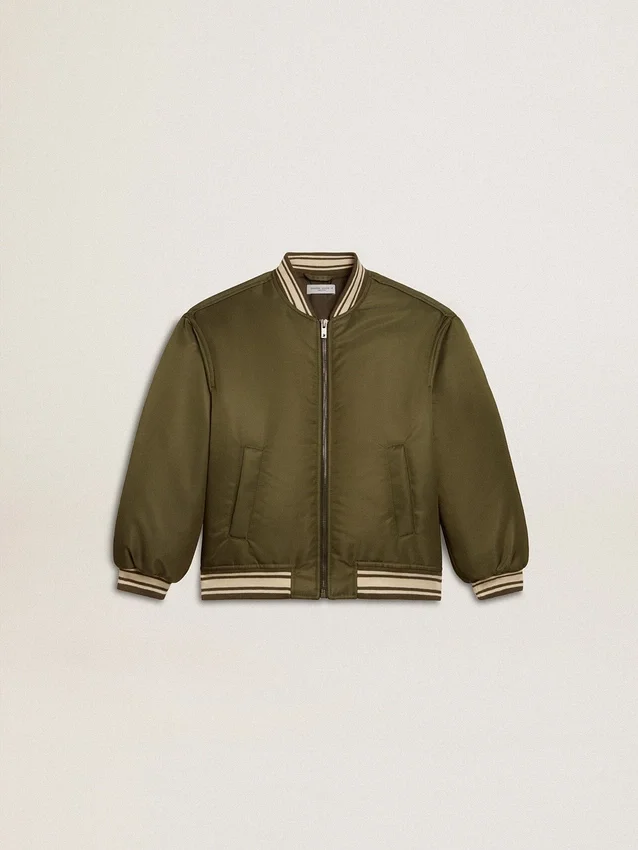 Chaqueta bomber infantil de nailon verde militar con letras en la espalda