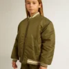 Chaqueta bomber infantil de nailon verde militar con letras en la espalda