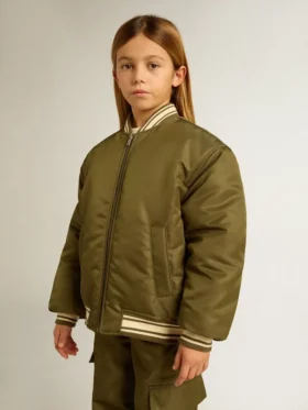 Chaqueta bomber infantil de nailon verde militar con letras en la espalda